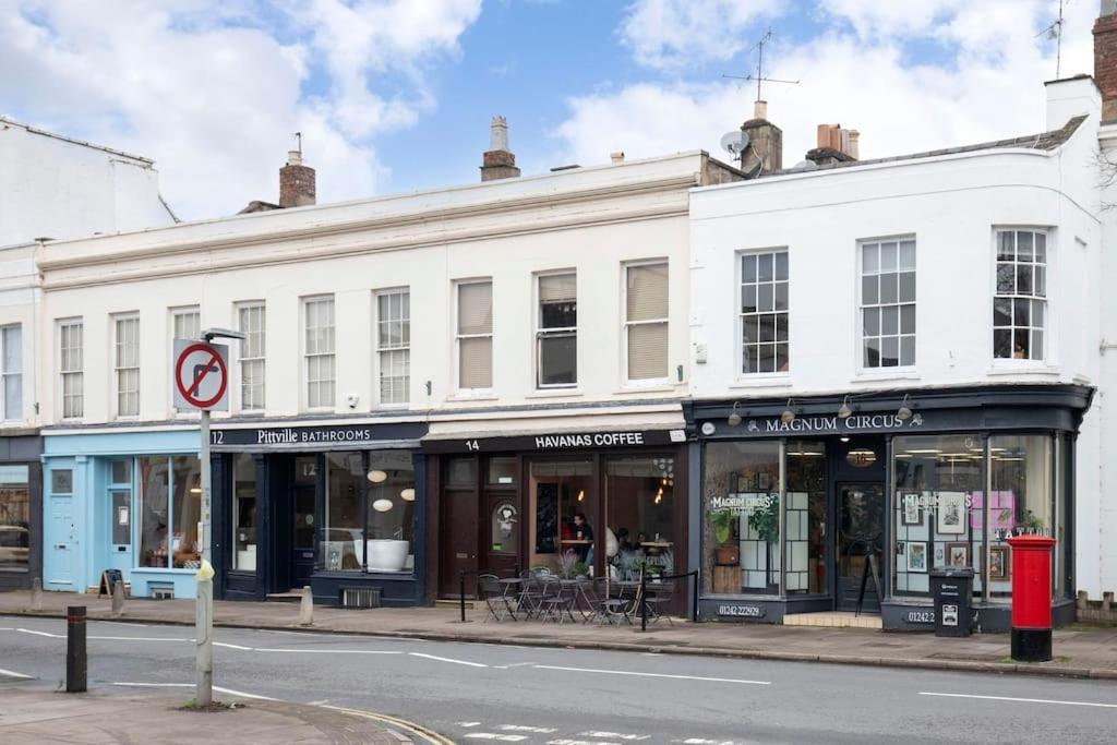 צ'לטנהם The Races, Portland Place. מראה חיצוני תמונה